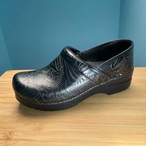 Dansko Tooled Leather Clogs 8.5 9 39 Professional Work Nurse Comfort Shoes Black